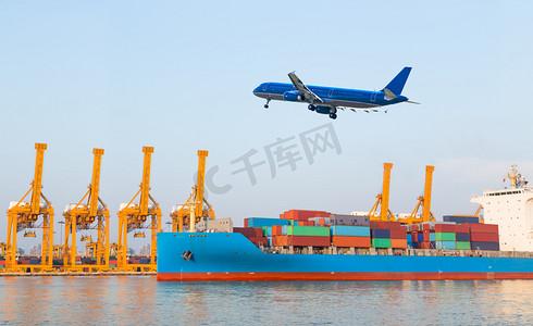 免费下载集装箱货船的空中俯视在城市城市进出口业务和物流国际货物